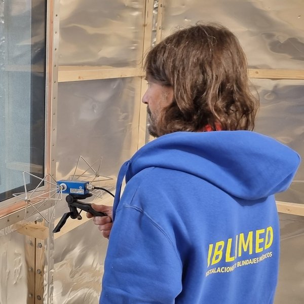 Employee of IBLIMED holding a measuring device.